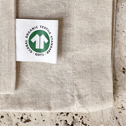 Plant et træ - Plaid fra Bloomingville recycled pakket i shoppingbag